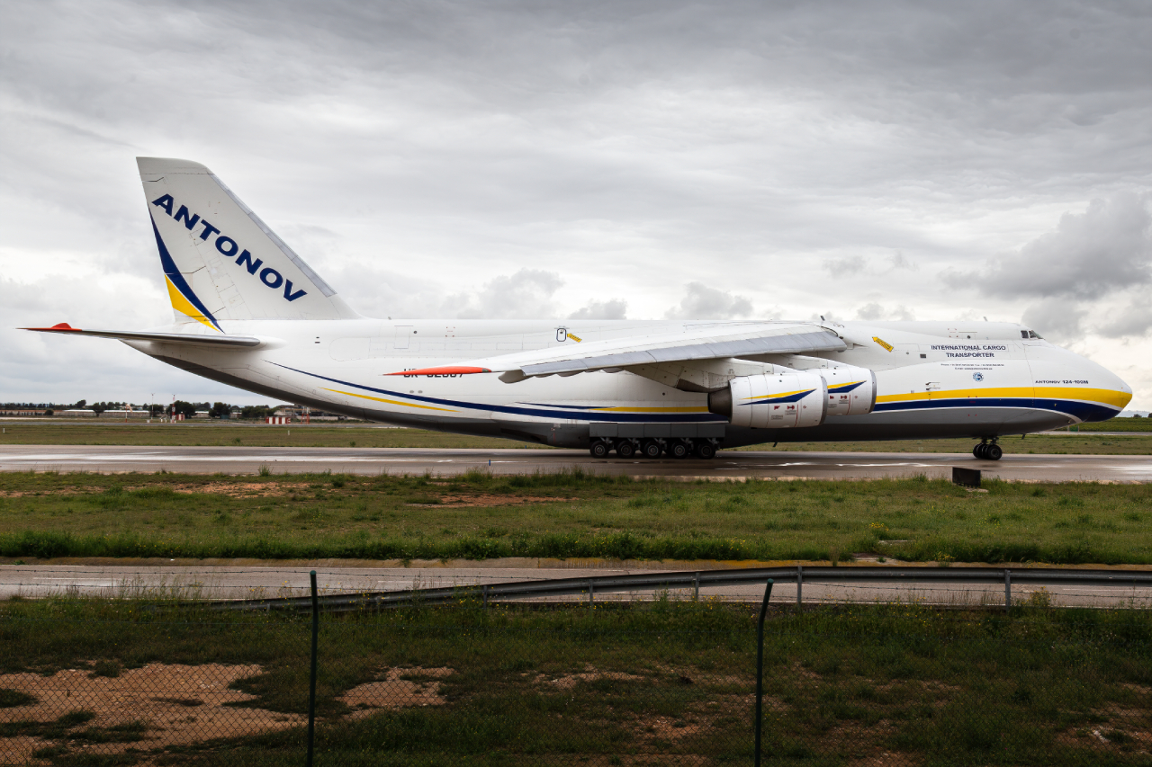 UR-82007 - LEVC